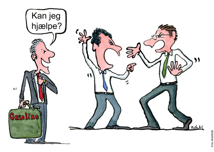 Tegning af en mand med en benzindunk, som spørger to mænd i konflikt om de har brug for hjælp. Klimaforandringer illustration af Frits Ahlefeldt